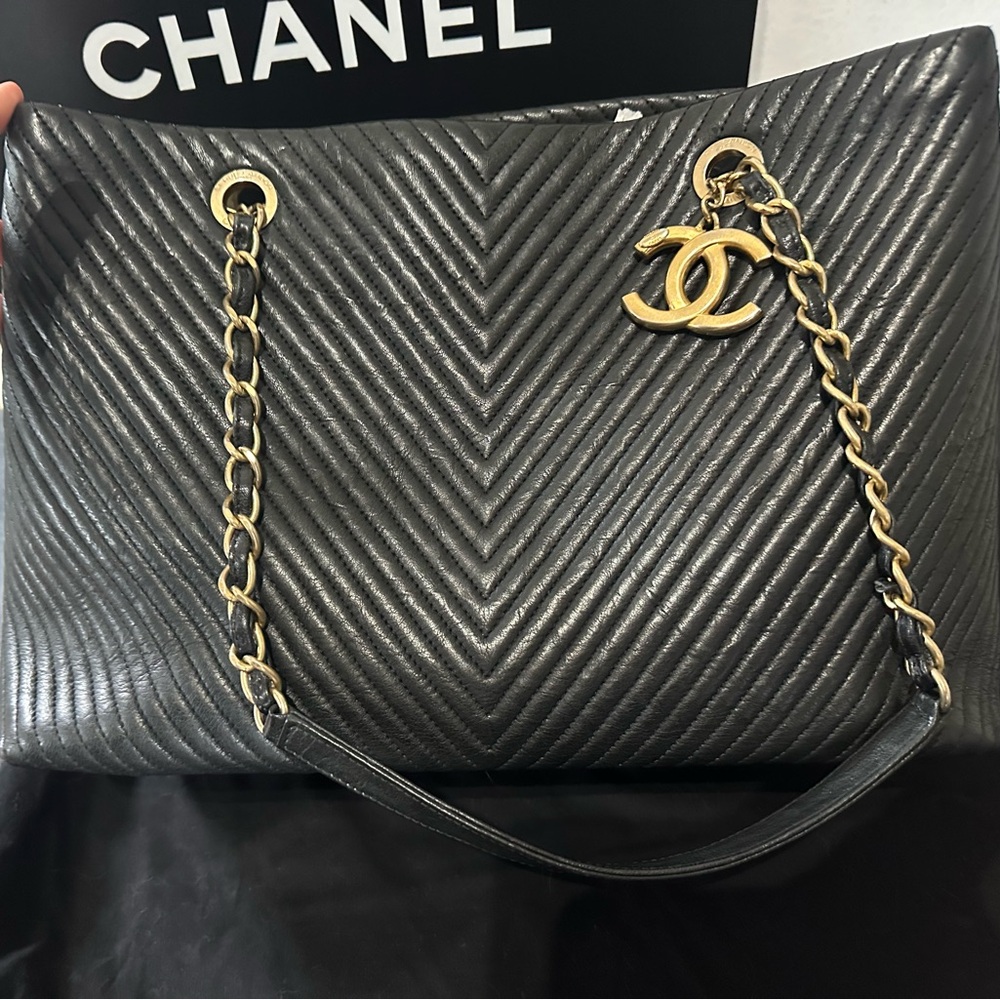 SOLD! CHANEL Wrinkled Lambskin Chevron Quilted Large  Tote Black Gold Hardware - Picture 5 of 16